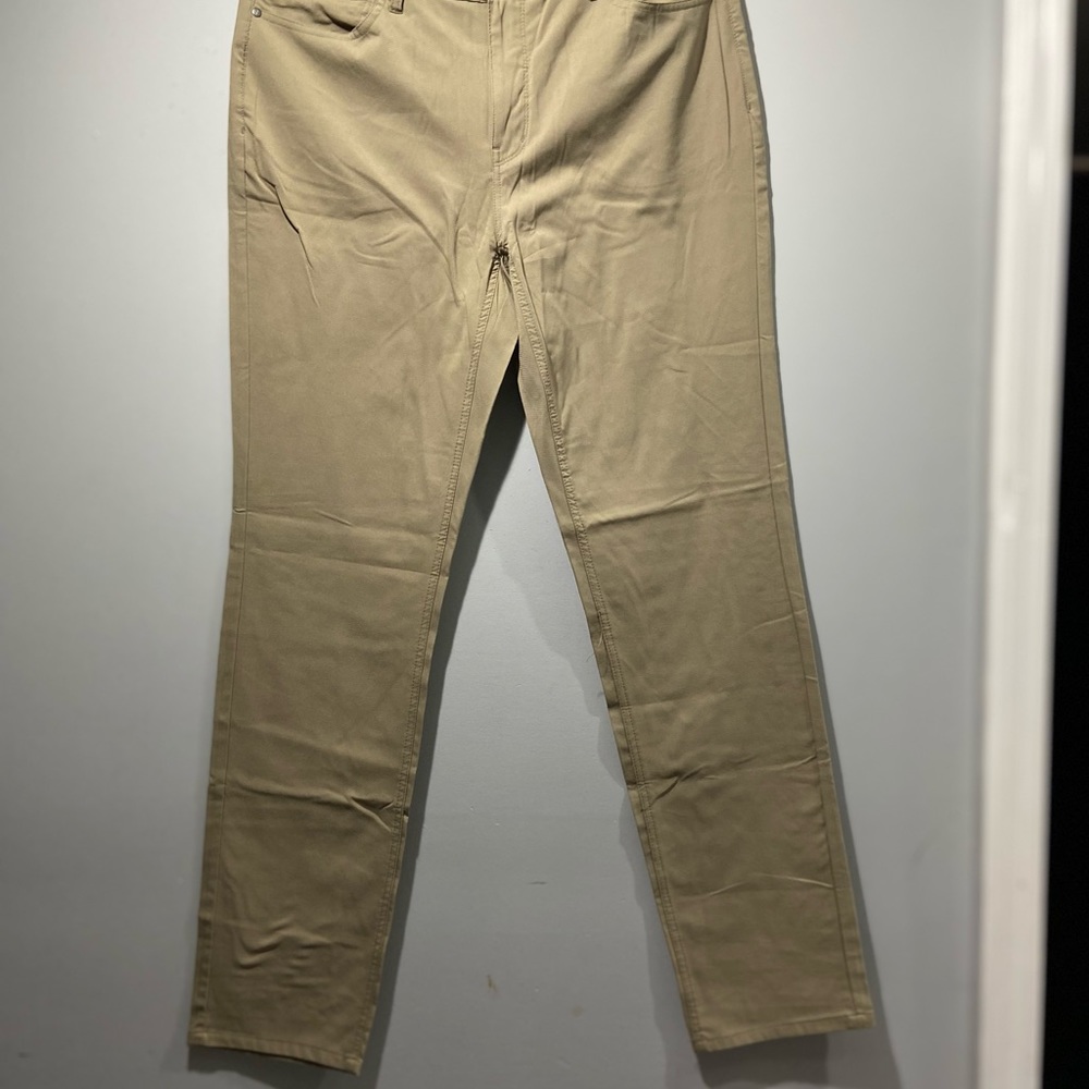 Men’s DKNY 5 pocket pants straight through the hip and Thigh New with tags